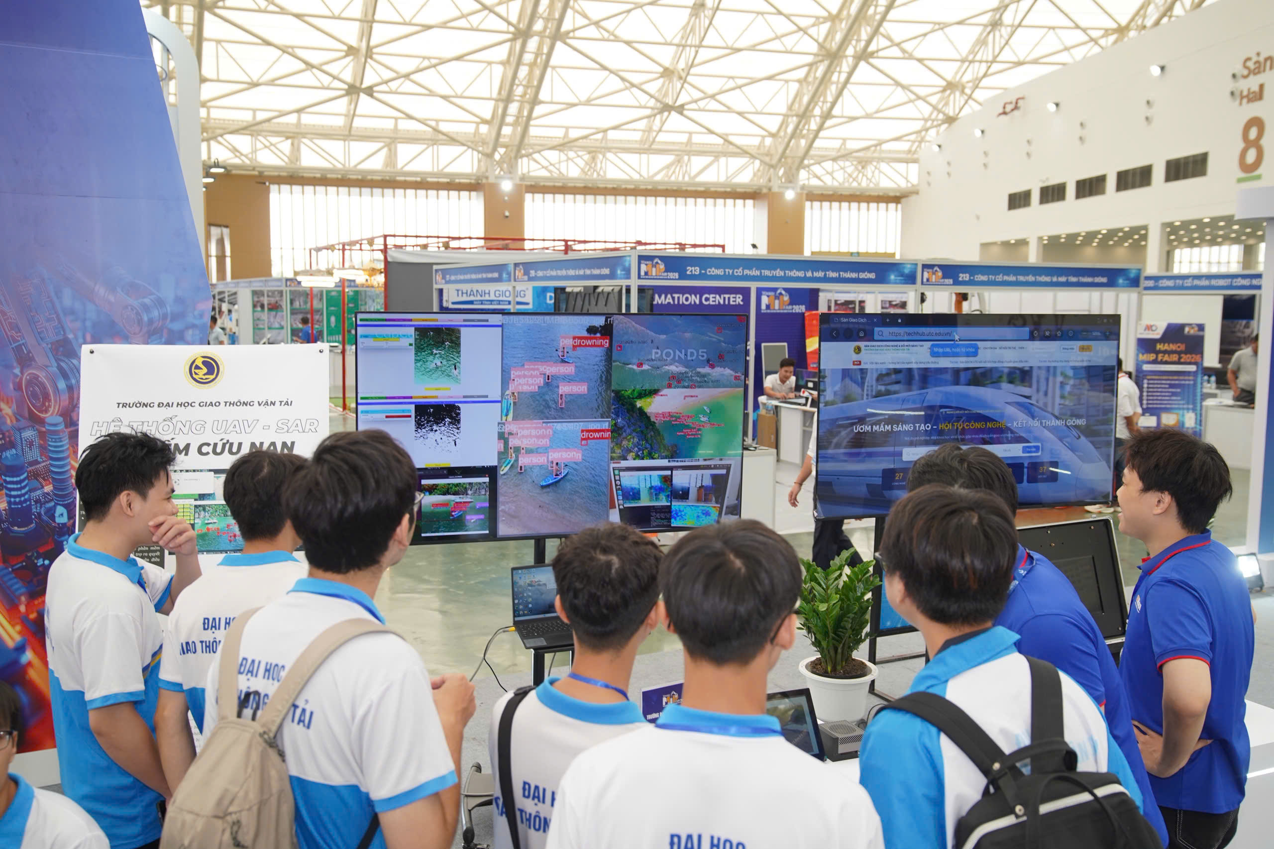 Sinh viên UTC tìm hiểu hoạt động vận hành và xử lý dữ liệu của hệ thống UAV–SAR.