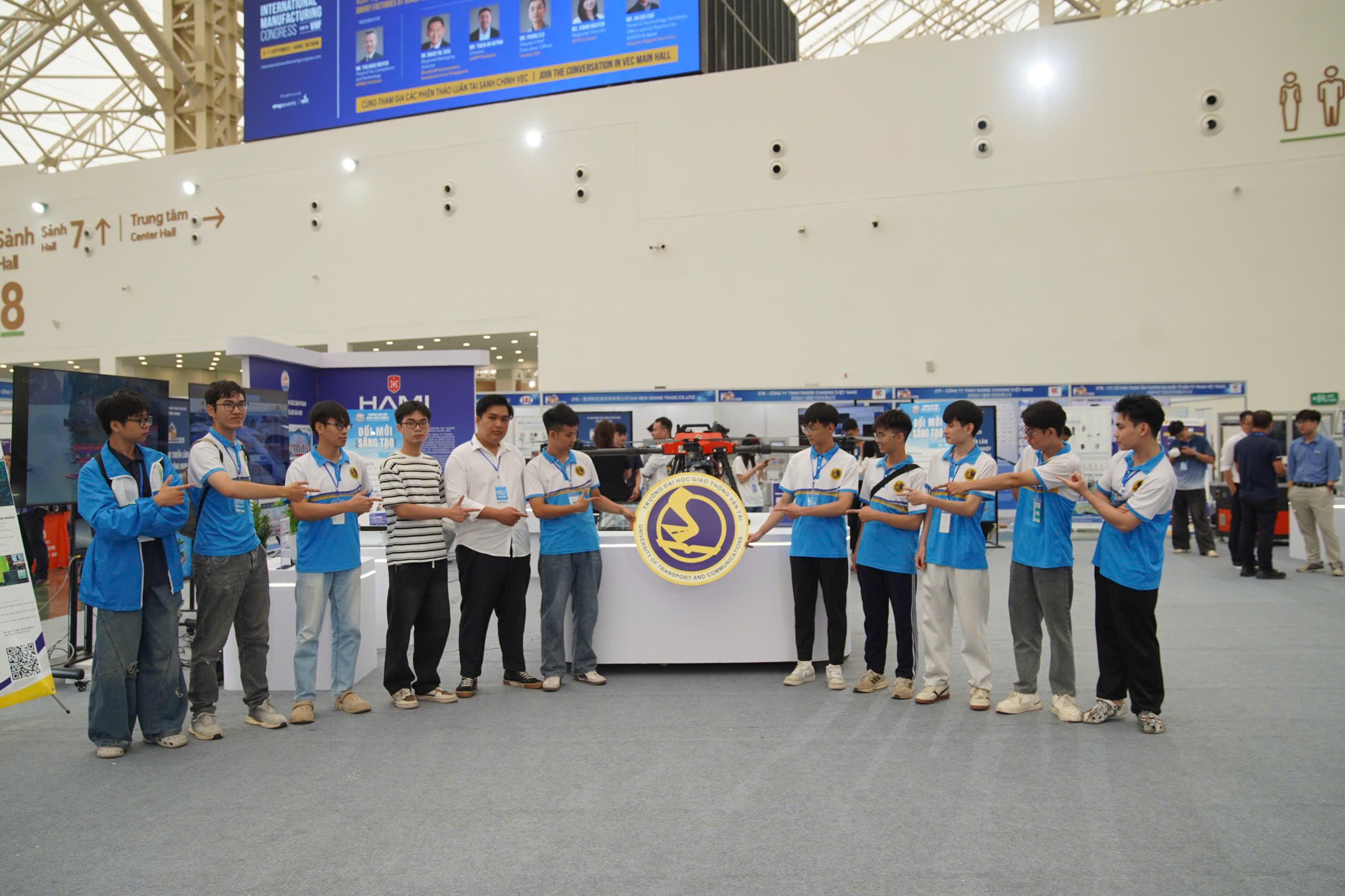 Sinh viên UTC tham gia hỗ trợ các hoạt động tại khu trưng bày.